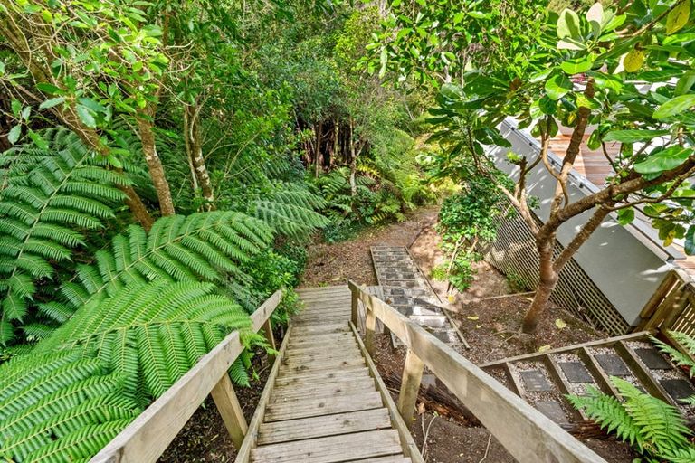 Photo of property in 140 Chelsea View Drive, Chatswood, Auckland, 0626