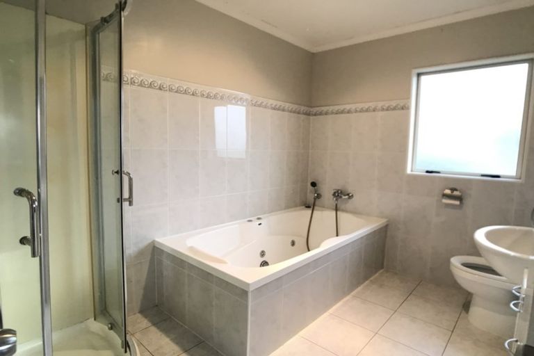 Photo of property in 16 Mcfetridge Place, Hillcrest, Auckland, 0627