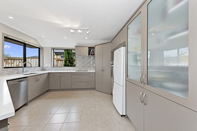 Photo of property in 6 Whitford Place, Rototuna North, Hamilton, 3210