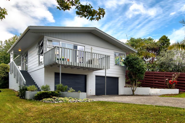 Photo of property in 13 Easter Parade, Glen Eden, Auckland, 0602