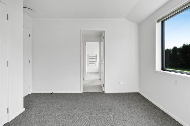 Photo of property in 31 Ninia Road, Paraite, New Plymouth, 4373