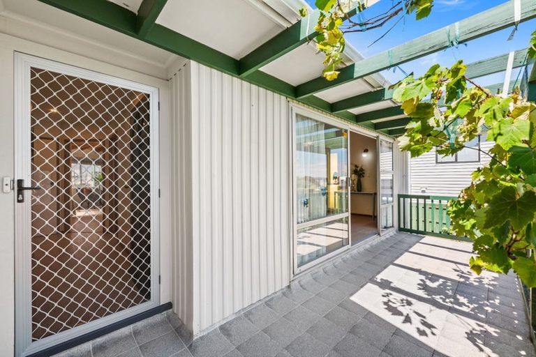 Photo of property in 10 Borrowdace Avenue, Botany Downs, Auckland, 2010