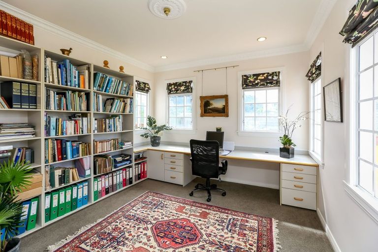 Photo of property in 1 Kawaroa Lane, New Plymouth, 4310