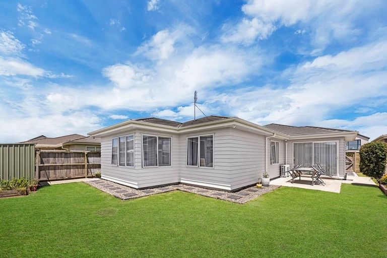 Photo of property in 13 Hollowout Street, Takanini, 2112