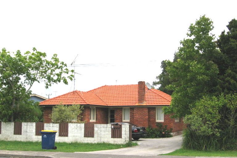 Photo of property in 2 Hillcrest Avenue, Hillcrest, Auckland, 0627