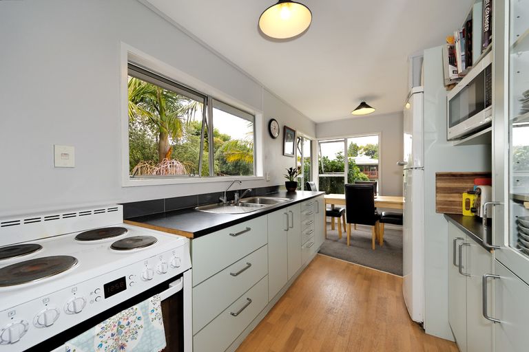 Photo of property in 13 Easter Parade, Glen Eden, Auckland, 0602