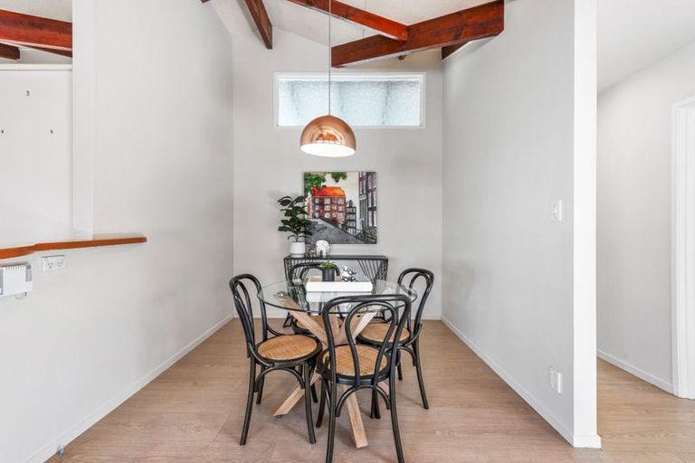 Photo of property in 10 Borrowdace Avenue, Botany Downs, Auckland, 2010