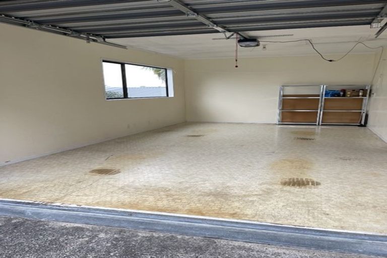 Photo of property in 1/14 Strabo Place, Windsor Park, Auckland, 0632