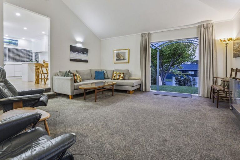 Photo of property in 16 Waipuia Place, Greenhithe, Auckland, 0632