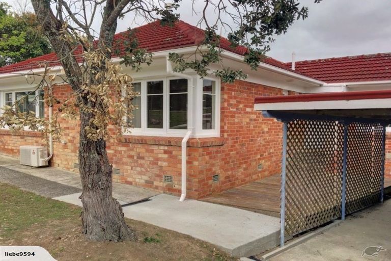 Photo of property in 2 Wyoming Avenue, Murrays Bay, Auckland, 0630