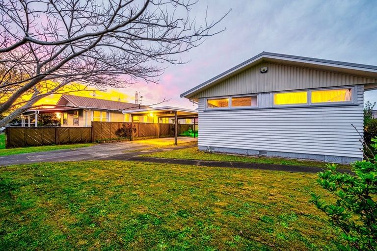 Photo of property in 92 Edgewater Drive, Pakuranga, Auckland, 2010