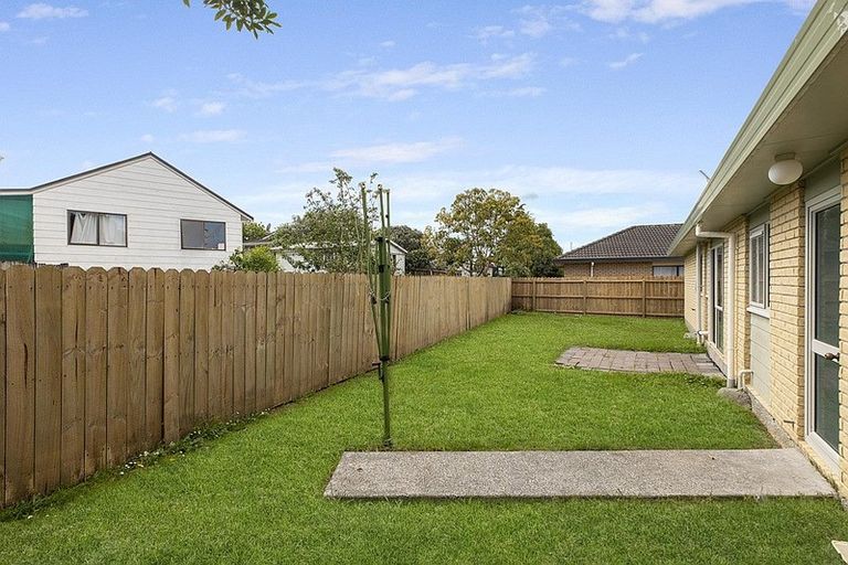 Photo of property in 2/24 Horlicks Place, Randwick Park, Auckland, 2105