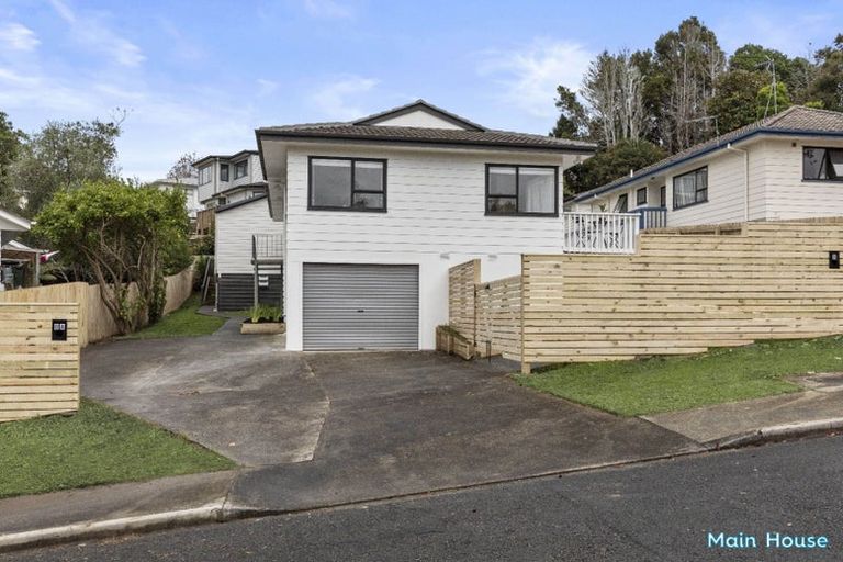 Photo of property in 8 Kupari Place, Totara Vale, Auckland, 0629