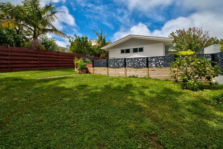 Photo of property in 13 Easter Parade, Glen Eden, Auckland, 0602