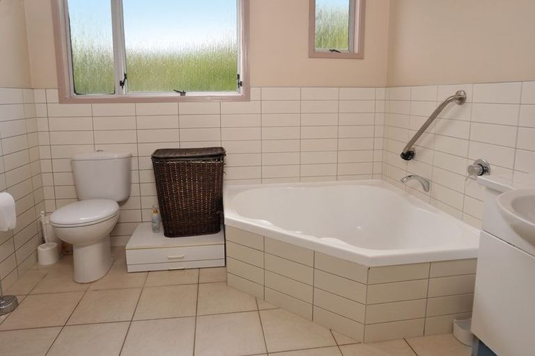 Photo of property in 15 Salamanca Road, Sunnynook, Auckland, 0620