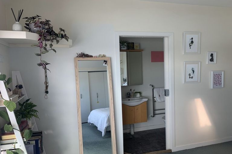 Photo of property in 253 Queens Drive, Lyall Bay, Wellington, 6022