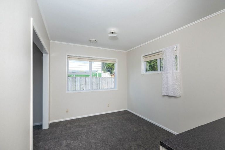 Photo of property in 12 Griffiths Grove, Newlands, Wellington, 6037