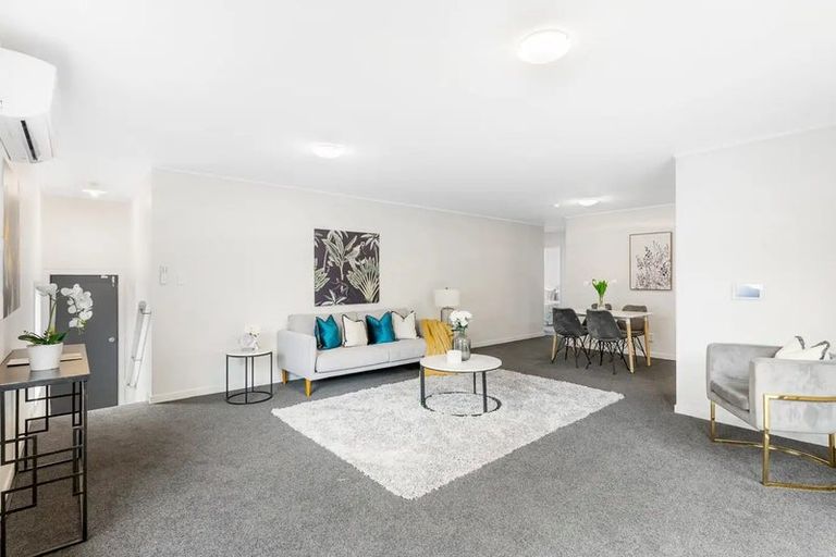 Photo of property in 5/8 Eulogy Place, Randwick Park, Auckland, 2105