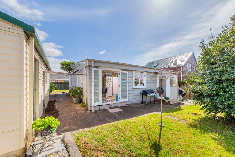 Photo of property in 20 Oakdale Road, Mount Roskill, Auckland, 1041