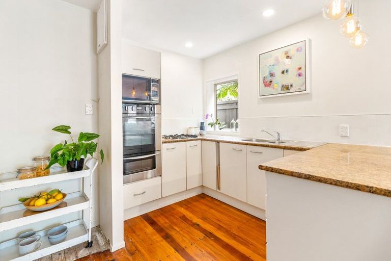 Photo of property in 1/22 Tiri Road, Milford, Auckland, 0620