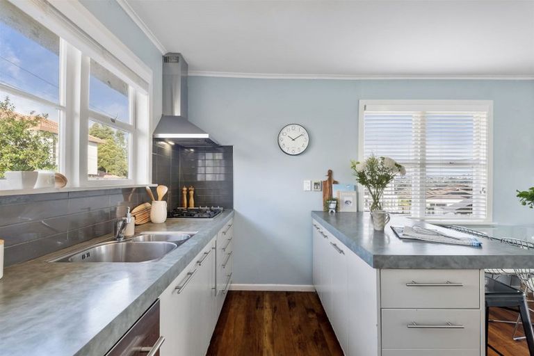 Photo of property in 1/62 Roberts Road, Glenfield, Auckland, 0629