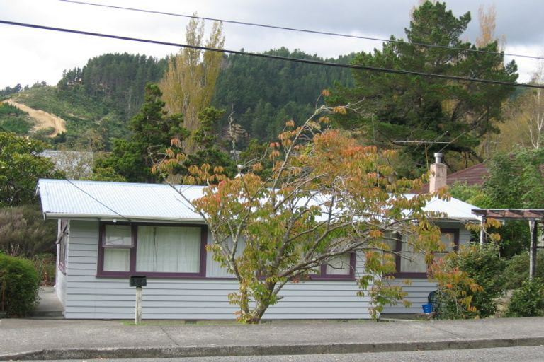 Photo of property in 17 Jocelyn Crescent, Pinehaven, Upper Hutt, 5019