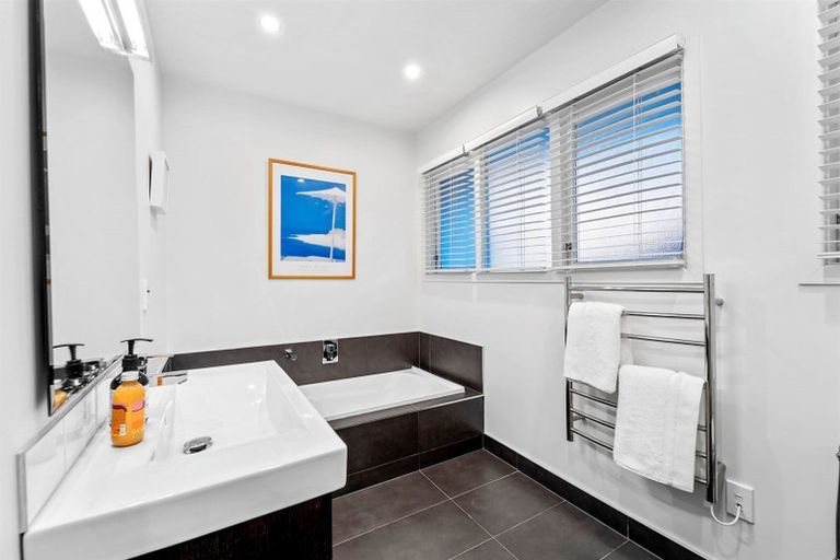 Photo of property in 19 Garmons Way, Castor Bay, Auckland, 0620