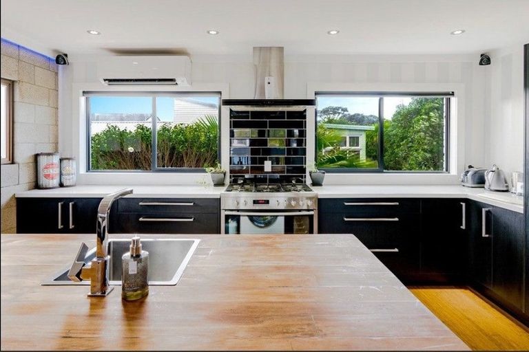 Photo of property in 2/46 James Evans Drive, Northcote, Auckland, 0627