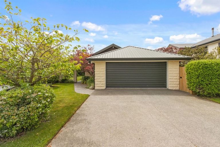 Photo of property in 33 Farnswood Place, Redwood, Christchurch, 8051