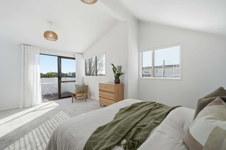 Photo of property in 2/76 Wairoa Road, Narrow Neck, Auckland, 0624