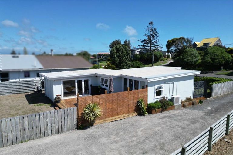 Photo of property in 14 Carthew Terrace, Foxton Beach, Foxton, 4815