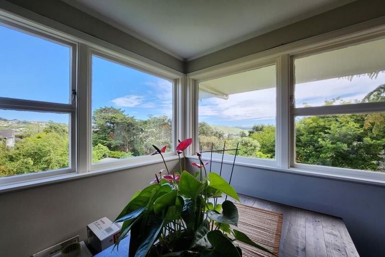 Photo of property in 18 Catherine Crescent, Paparangi, Wellington, 6037