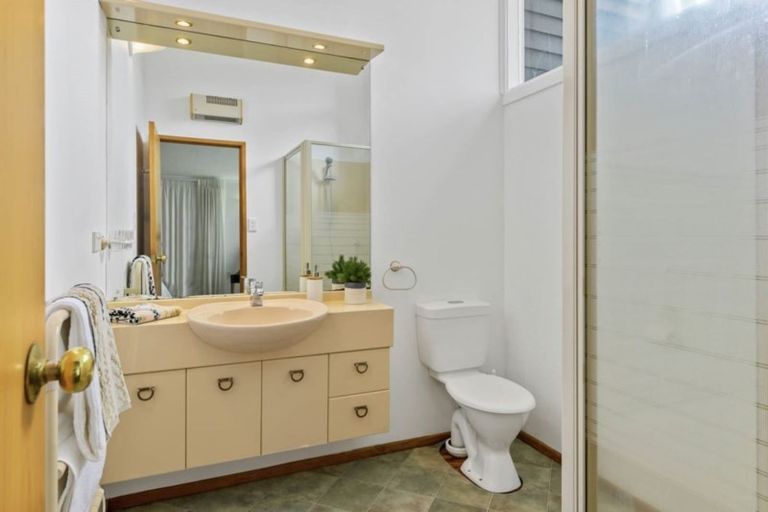 Photo of property in 12 Grove Lane, Kelvin Heights, Queenstown, 9300