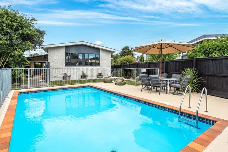 Photo of property in 16 Bucknell Street, Sockburn, Christchurch, 8042