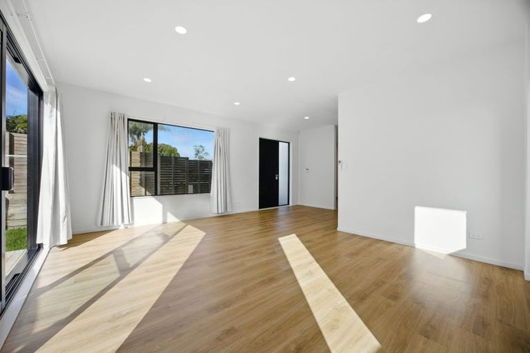 Photo of property in 43a Fitzherbert Avenue, West Harbour, Auckland, 0618