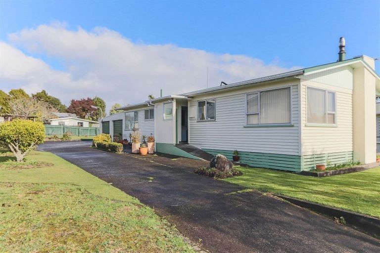 Photo of property in 5 Kowhai Street, Inglewood, 4330
