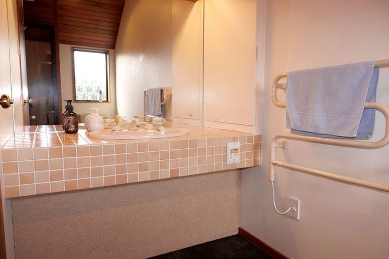 Photo of property in 10 Edgewater Street, Waikanae, 5036