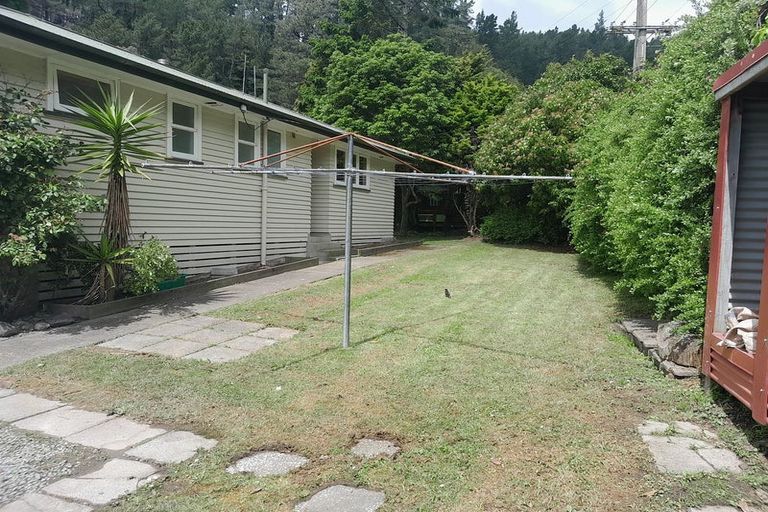 Photo of property in 92 Pinehaven Road, Pinehaven, Upper Hutt, 5019