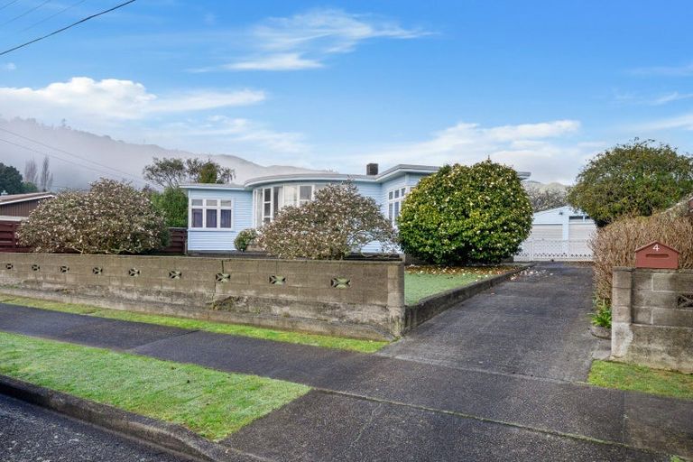 Photo of property in 4 Milton Street, Stokes Valley, Lower Hutt, 5019