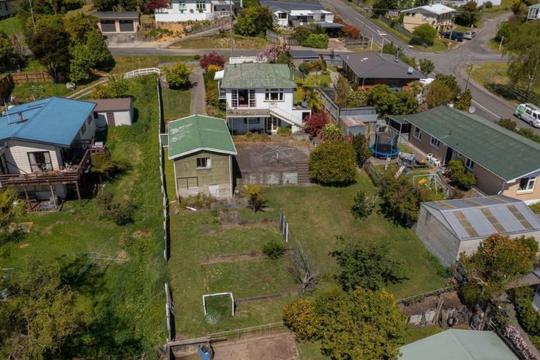 Photo of property in 82 Milton Terrace, Picton, 7220