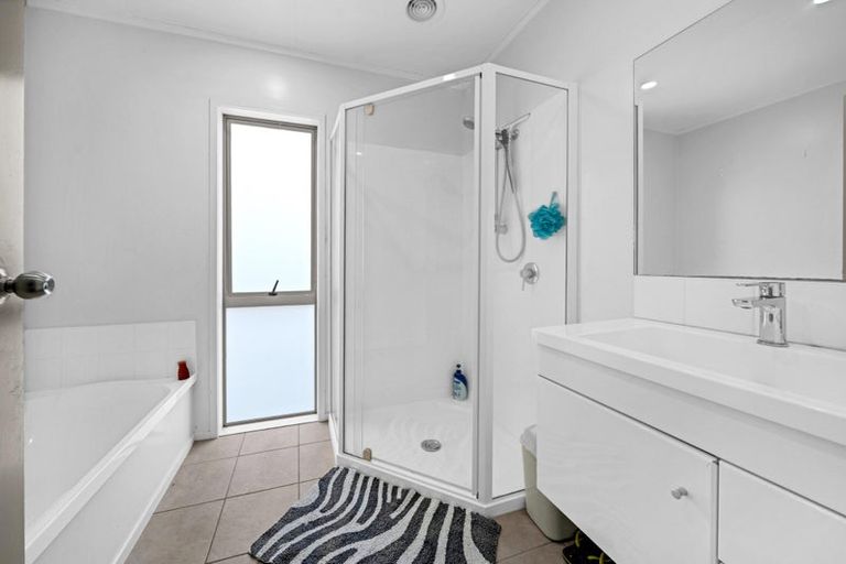 Photo of property in 2 Talmar Place, Massey, Auckland, 0614