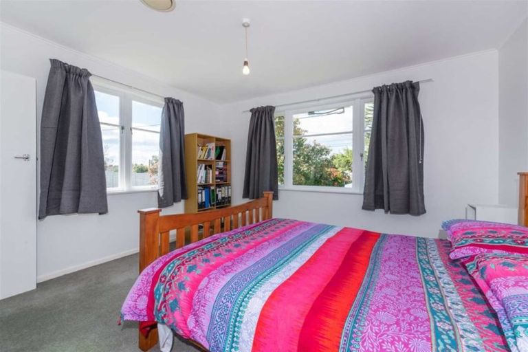 Photo of property in 11 Sylvan Crescent, Te Atatu South, Auckland, 0610