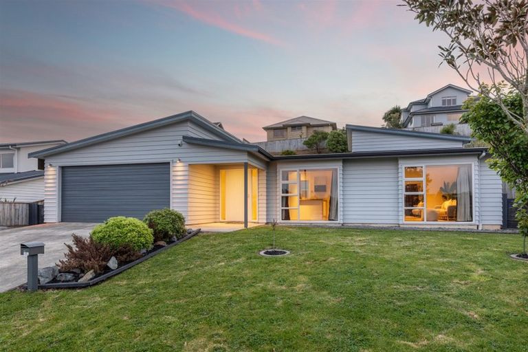 Photo of property in 18 Dusky Crescent, Aotea, Porirua, 5024