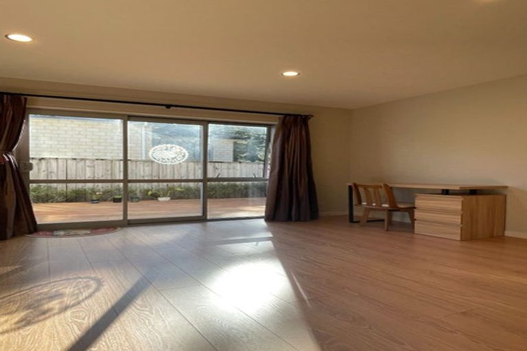 Photo of property in 58 Harrowglen Drive, Northcross, Auckland, 0630