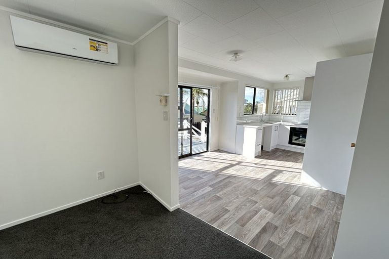 Photo of property in 2 Chablis Place, Henderson, Auckland, 0612