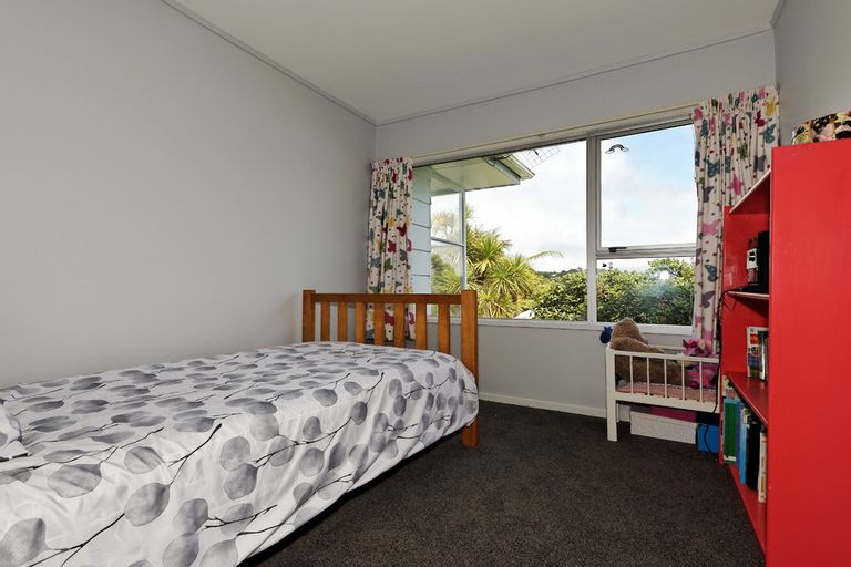 Photo of property in 13 Easter Parade, Glen Eden, Auckland, 0602