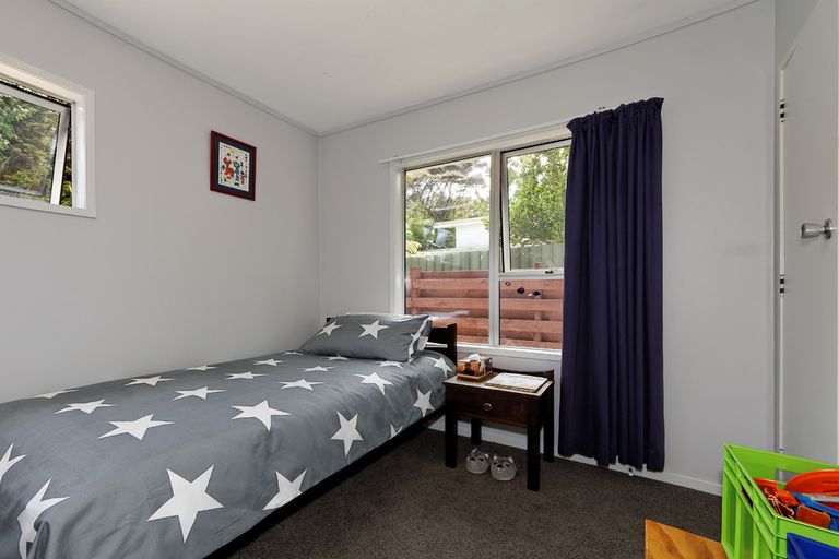 Photo of property in 13 Easter Parade, Glen Eden, Auckland, 0602