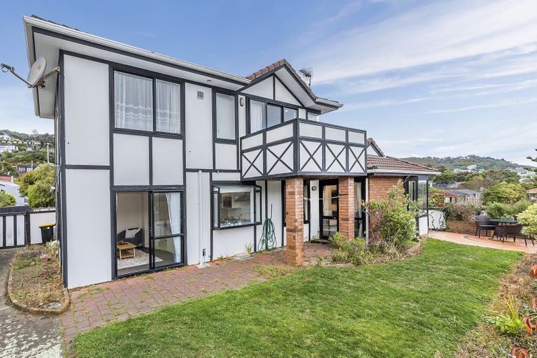 Photo of property in 2 Erskine Close, Island Bay, Wellington, 6023