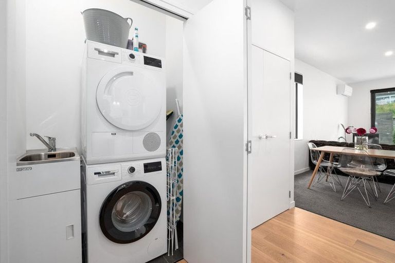 Photo of property in 175c Sutherland Road, Lyall Bay, Wellington, 6022