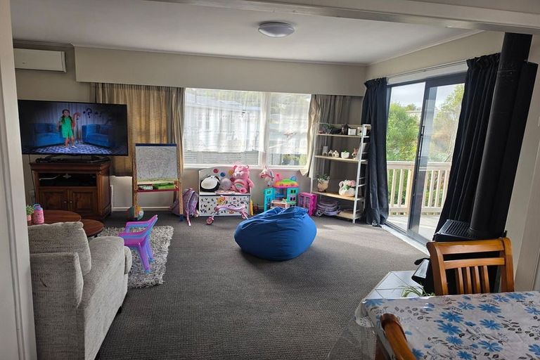 Photo of property in 3 Merritt Way, Newlands, Wellington, 6037